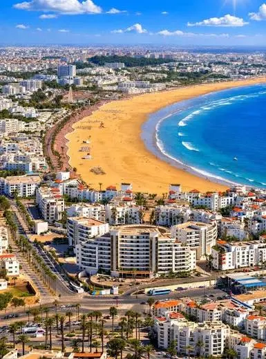 Vue d’ensemble de la baie, de la plage et des immeubles d’Agadir