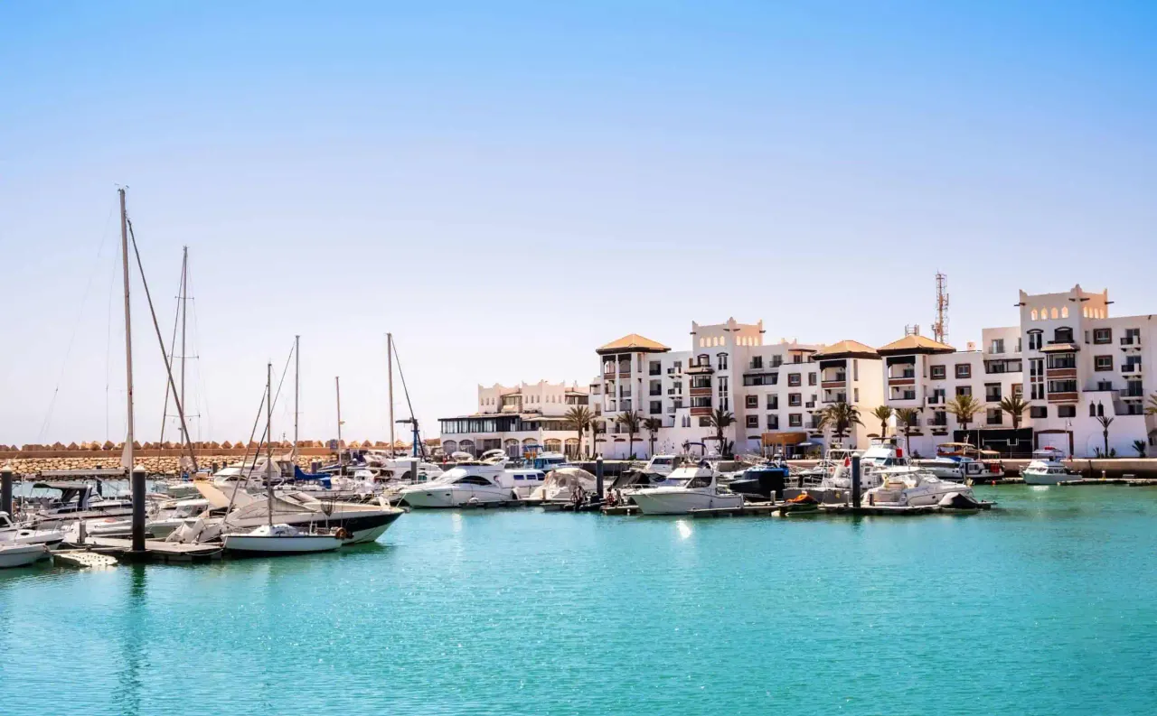Voiliers et façades blanches de la marina d’Agadir
