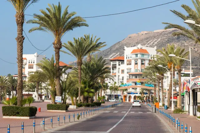 Palmiers et architecture à l’entrée de la marina d’Agadir