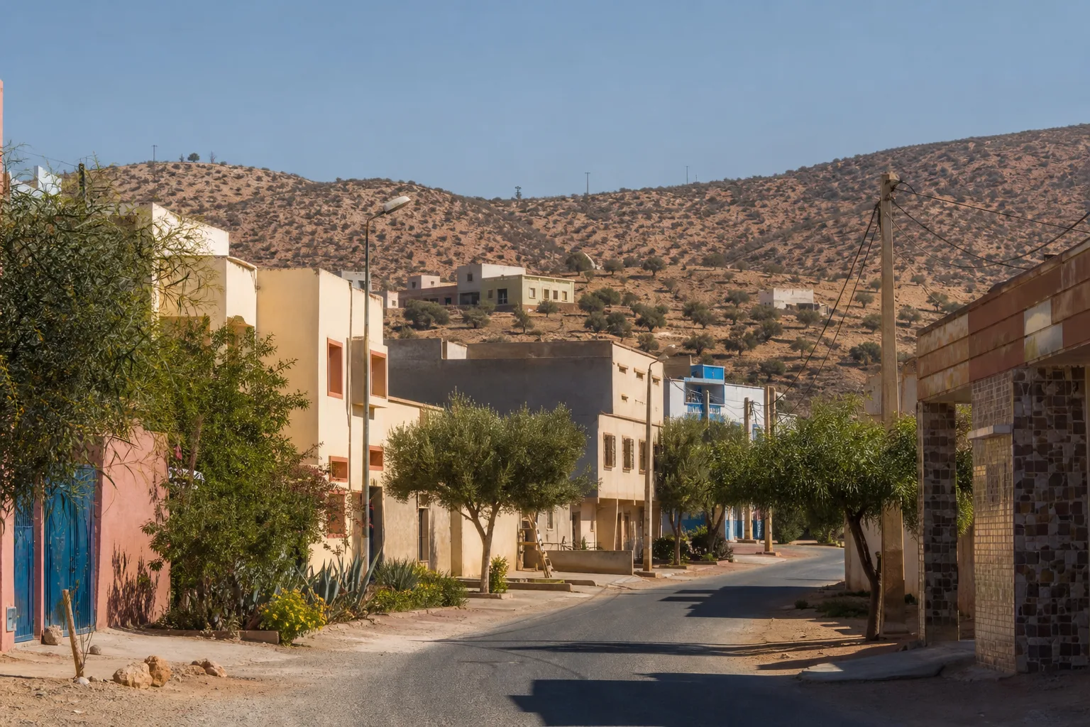 Bourg d’Aourir avec maisons claires et collines du Souss au nord d’Agadir