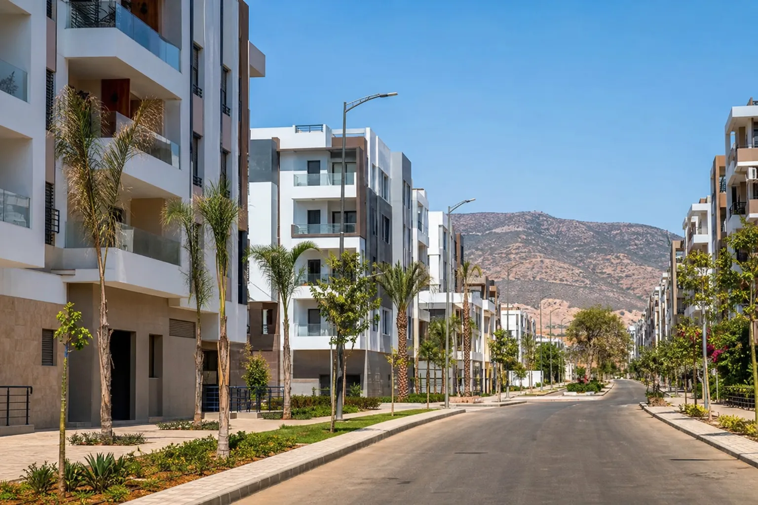 Boulevard et résidences modernes dans le quartier Hay Mohammadi à Agadir