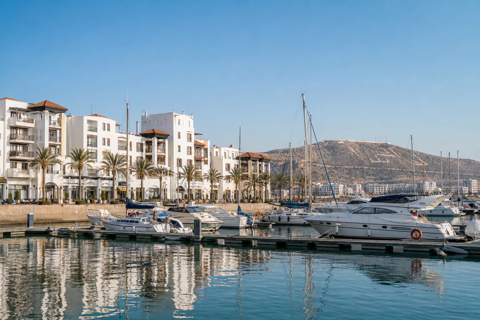Port de plaisance et résidences contemporaines de la Marina d’Agadir au bord de la baie