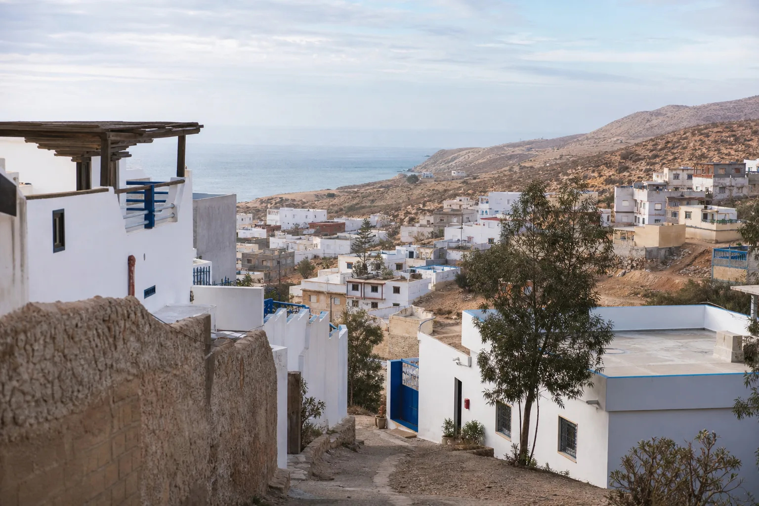 Maisons blanches à terrasses sur les pentes du village de Tamraght près d’Agadir